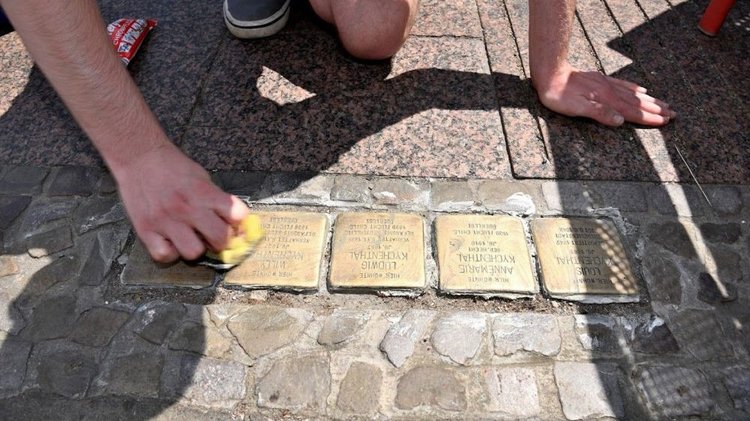 Stolpersteinputzaktion in Schwerin