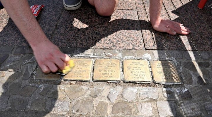 Stolpersteinputzaktion in Schwerin