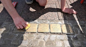 Stolpersteinputzaktion in Schwerin