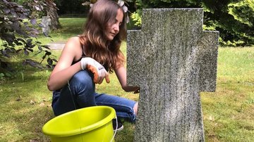Schüler Gymnasium Rövershagen - Arbeit auf Kriegsgräberanlage Schwerin