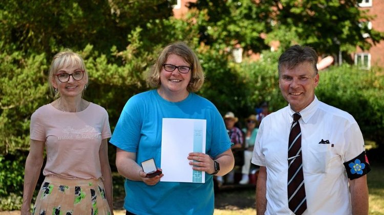 Ehrung - Stephanie Roth für langjährige Mitarbeit im JAK Vorstand