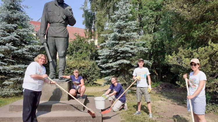 Arbeitseinsatz der Jugendlichen des JAK M-V auf dem OdF-Friedhof