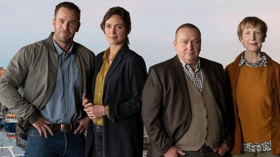 Die nördlichste ZDF-SOKO geht seit mehr als 15 Jahren an der Küste erfolgreich auf Verbrecherjagd. Dabei widmet sie sich auf genz eingene Art und Weise den großen und kleinen Fällen: mit Humor und norddeutscher Gelassenheit. Das Team aus Wismar besteht aus (von links) Kriminaloberkommissar Lars Pöhlmann (Dominic Boeer), seiner Kollegin Hauptkommissarin Karoline Joost (Nike Fuhrmann), Teamchef Jan-Hinrich Reuter (Udo Kroschwald) und der Rechtsmedizinerin Dr. Helene Sturbeck (Katharina Blaschke).