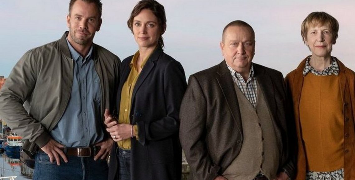 Die nördlichste ZDF-SOKO geht seit mehr als 15 Jahren an der Küste erfolgreich auf Verbrecherjagd. Dabei widmet sie sich auf genz eingene Art und Weise den großen und kleinen Fällen: mit Humor und norddeutscher Gelassenheit. Das Team aus Wismar besteht aus (von links) Kriminaloberkommissar Lars Pöhlmann (Dominic Boeer), seiner Kollegin Hauptkommissarin Karoline Joost (Nike Fuhrmann), Teamchef Jan-Hinrich Reuter (Udo Kroschwald) und der Rechtsmedizinerin Dr. Helene Sturbeck (Katharina Blaschke).