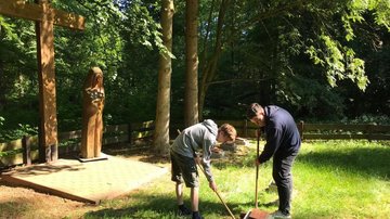 Arbeiten auf dem Friedhof am Jagdschloß Gelbensande