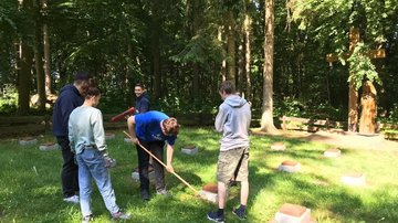 Arbeiten auf dem Friedhof am Jagdschloß Gelbensande