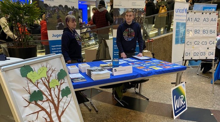 Informationsstand Volksbund - Julia Rüge, Beisitzerin; Dominic Lagoski, Vorsitzender Jugendarbeitskreis
