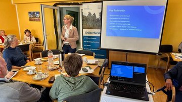 Rechtsanwältin Caroline Brandt hält ihren Vortrag - Vorsorgevollmacht, Betreuungsverfügung, Patientenverfügung - die richtige Vorsorgeregelung und beantwortet Fragen