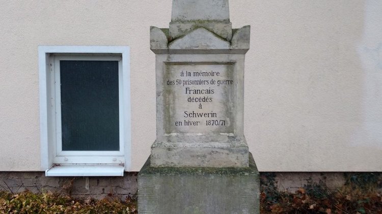 Blick auf den Gedenkstein der 50 französischen Kriegsgefangenen