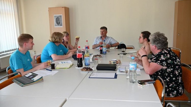 Doninic Lagoski; Stephanie Roth, Julia Rüge, Karsten Richter, Landesgeschäftsführer, Donata Jurkowska, Birgit Rüge-Fischer, Bildungsreferentin; Jan Skrypezynski (hinter der Kamera) - JAK Tagung in Schwerin