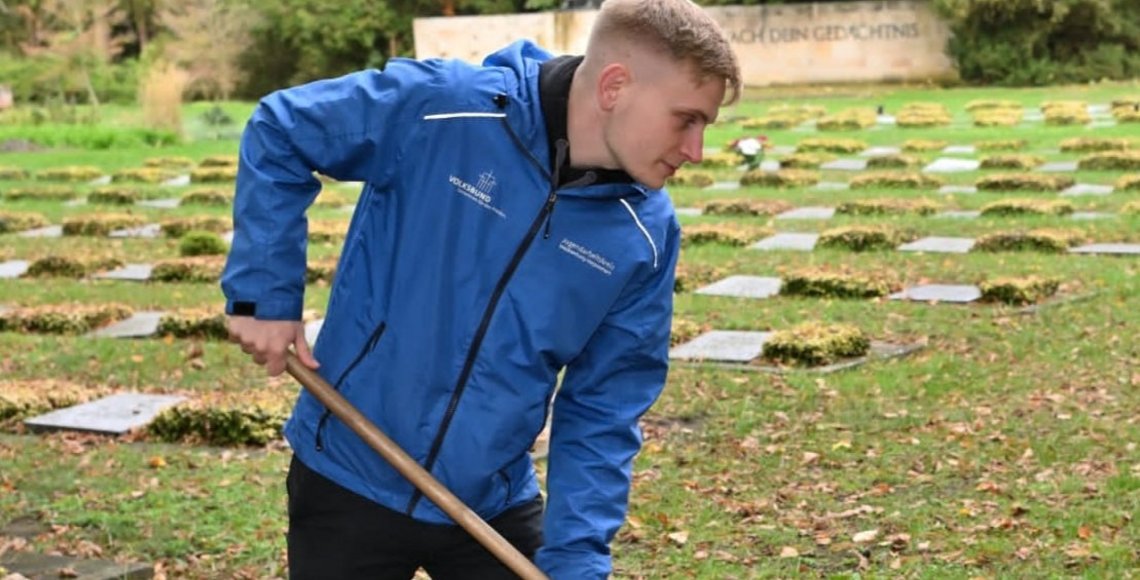 Arbeitseinsatz auf dem OdF Gräberfeld auf dem Westfriedhof in Magdeburg 2023 - Dominic Lagoski
