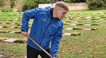 Arbeitseinsatz auf dem OdF Gräberfeld auf dem Westfriedhof in Magdeburg 2023 - Dominic Lagoski