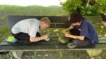 Gedanken auf Steinen notiert - Kriegsgräberstätte "Fünfeichen" Neubrandenburg