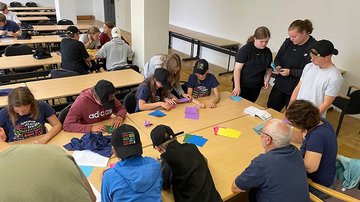 Basteln von Kranichen - Jugendbegegnungsstätte Golm