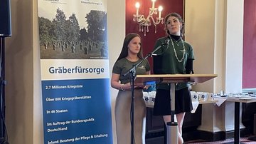 Jasmina Daumann und Johanna Safari vom Gymnasialen Schulzentrum Wittenburg - Vorstellung des langjährigen Monte-Cassino-Projekt anhand eines Vortrages