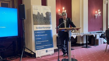 Herr Lorenz Caffier, Vorsitzender Volksbund M-V dankt den Anwesenden beim Festakt im Schweriner Schloss für ihr Engagement