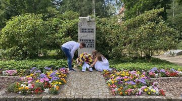 Kranzniederlegung - Gedenkstunde Internationales Workcamp Rostock