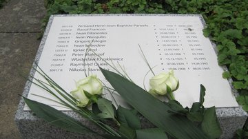 Blick auf eine Gedenkplatte