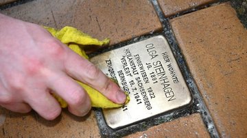 Stolpersteinputzaktion in Schwerin