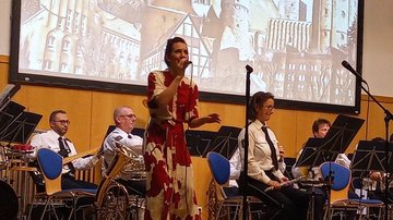 Sängerin Katrin Lièvre mit dem Landespolizeiorchester M-V